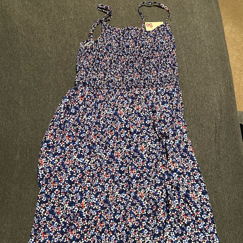 good condition, never worn, still has tags